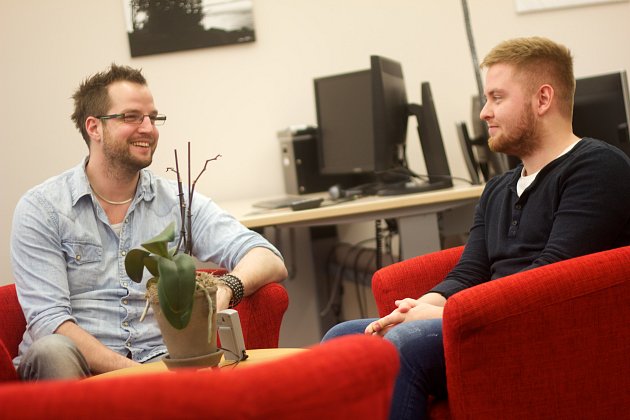 Johan (höger) tillsammans med Josef, två Webbprogrammerare på Prisjakt. (foto av Pierre Orsander)